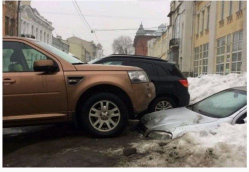 В Украине тает снег: после оттепели в сугробе нашли машину, на которую ставили другие машины