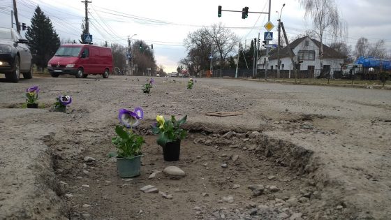 Смех и грех: возмущенные водители устроили Порошенко «дорогу цветов»