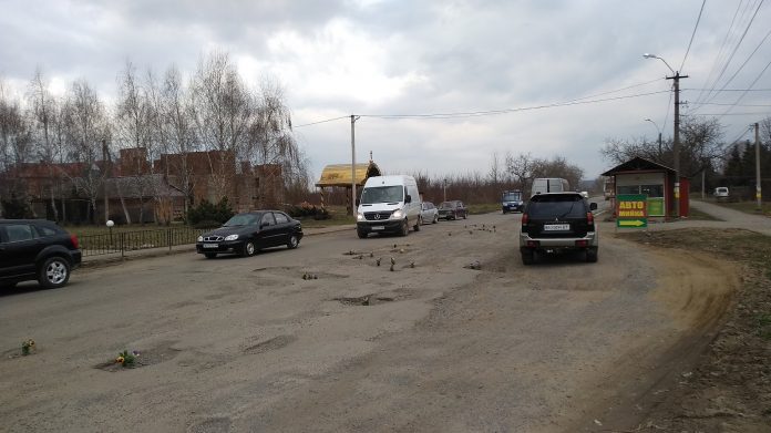 Смех и грех: возмущенные водители устроили Порошенко «дорогу цветов»