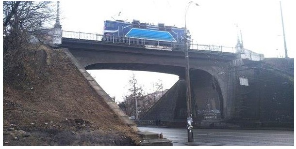 В Киеве начал разваливаться еще один мост