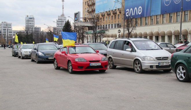 В Харькове водители \"евроблях\" провели эффектный автопробег