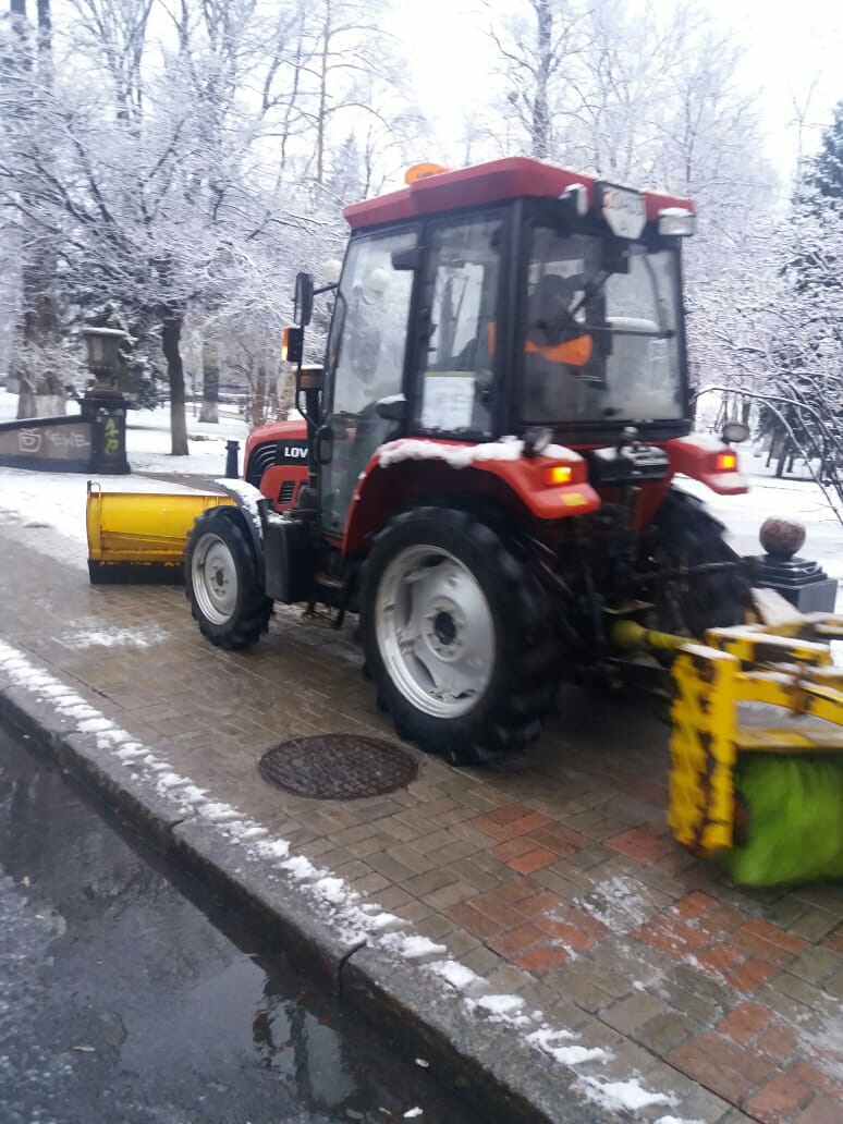 На Киевских улицах вновь работает снегоуборочная техника