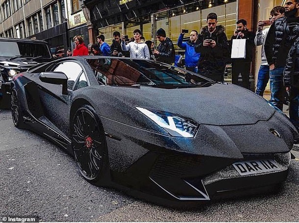 Молдавская модель украсила свою Lamborghini 2 млн камней