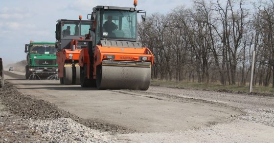 Самую плохую украинскую трассу ремонтируют по новой технологии