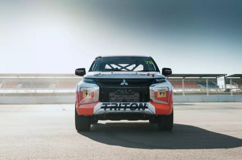 Быстрее Lamborghini: в сети показали скоростной пикап Mitsubishi L200