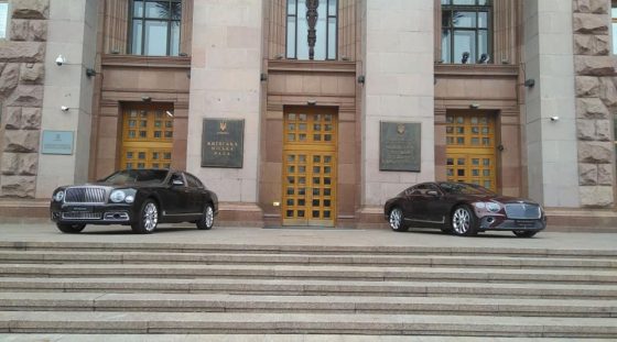 Авто на 20 миллионов: в Украине засветились сразу два новейших Bentley в одном месте