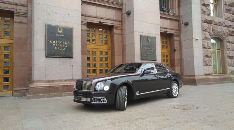 Авто на 20 миллионов: в Украине засветились сразу два новейших Bentley в одном месте