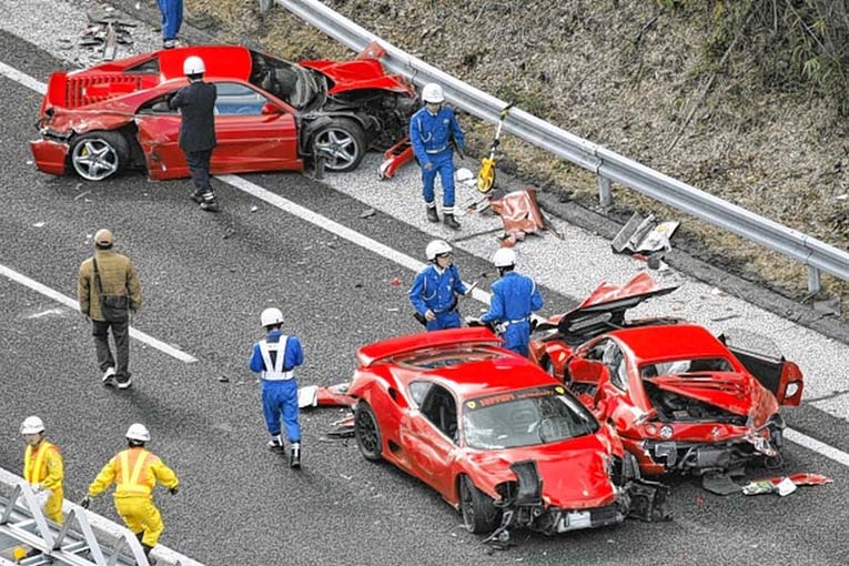 Авария с участием Ferrari в окрестностях Токио