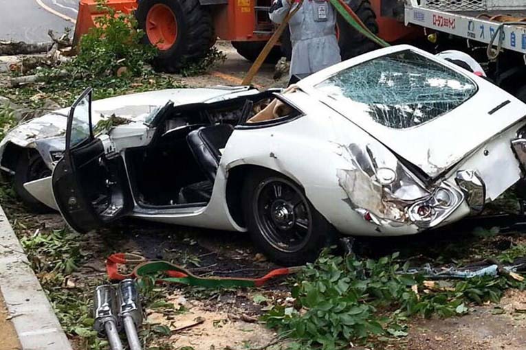 На Toyota GT 2000 упало гнилое дерево