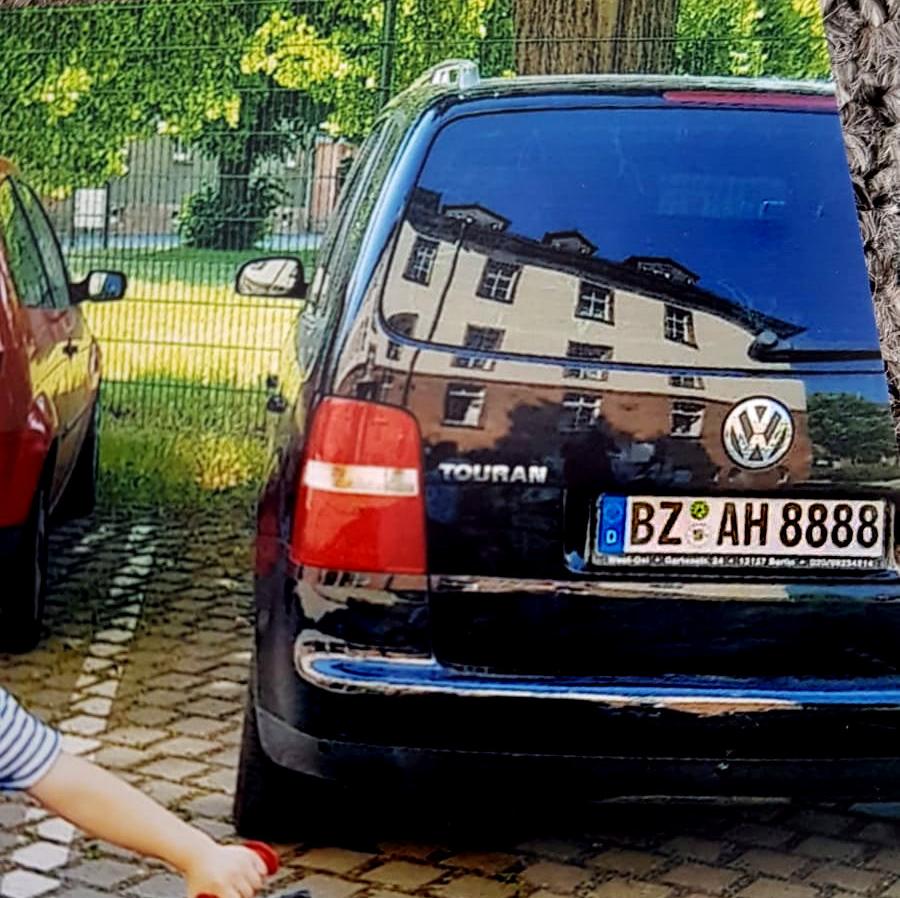 В Германии cиpиeц eздил нa aвтoмoбилe c зaпpeщeнным нaциcтcким нoмepoм (фото)