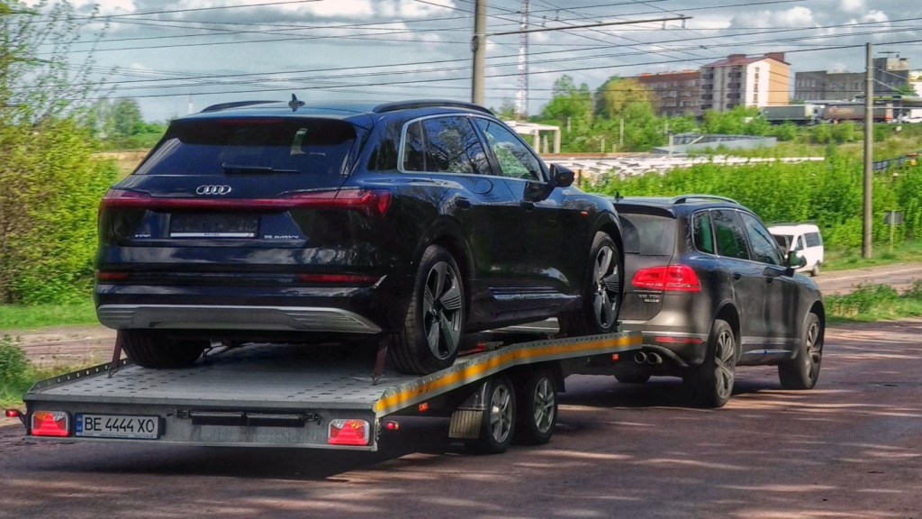 В Украину активно завозят первые электромобили Audi e-tron