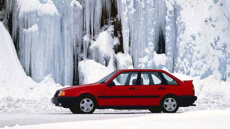 В июне 1988 года состоялась презентация 5-дверного хэтчбека Volvo 440 с характерной ступенькой на задней двери
