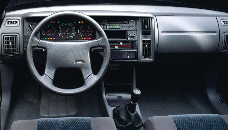 Интерьер Volvo 440 довольно прост и лаконичен