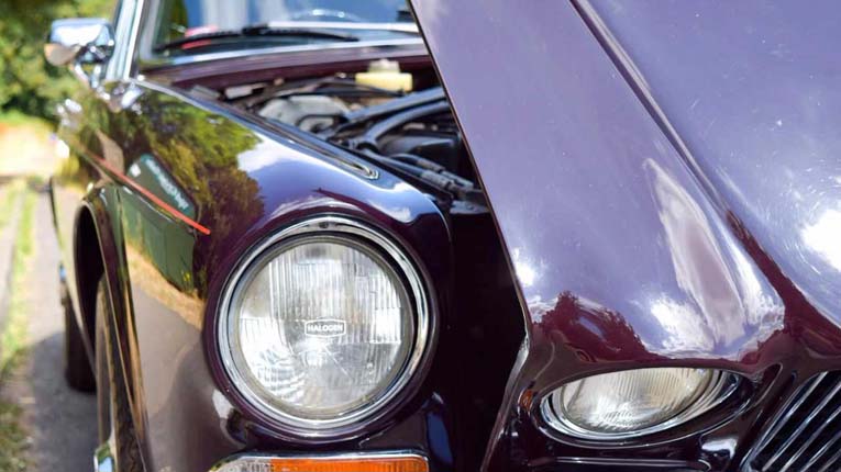 Излюбленный железный конь дворянства, преступников и знаменитостей — Jaguar V12