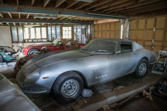 В заброшенном гараже нашли уникальные классические авто