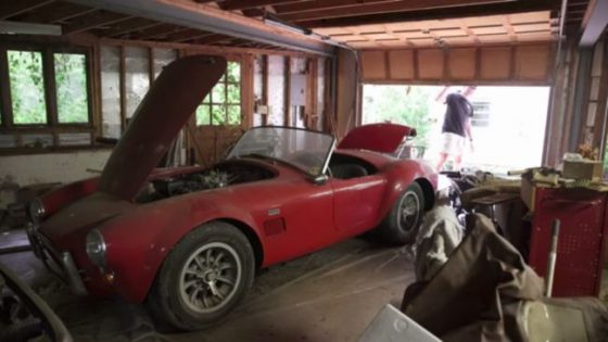 В заброшенном гараже нашли уникальные классические авто