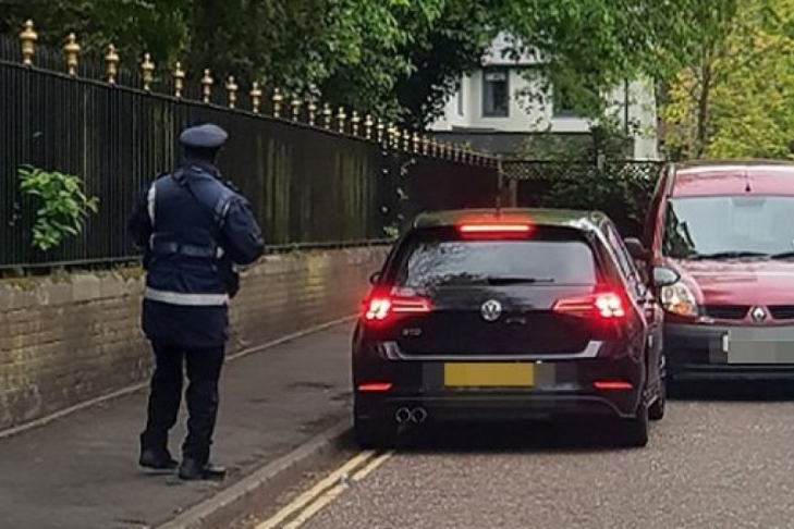 В Британии найден «типичный гаишник»: инспектор оштрафовал водителя, которого сам заблокировал