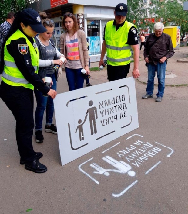 В Украине перед пешеходными переходами нарисовали памятки пешеходам