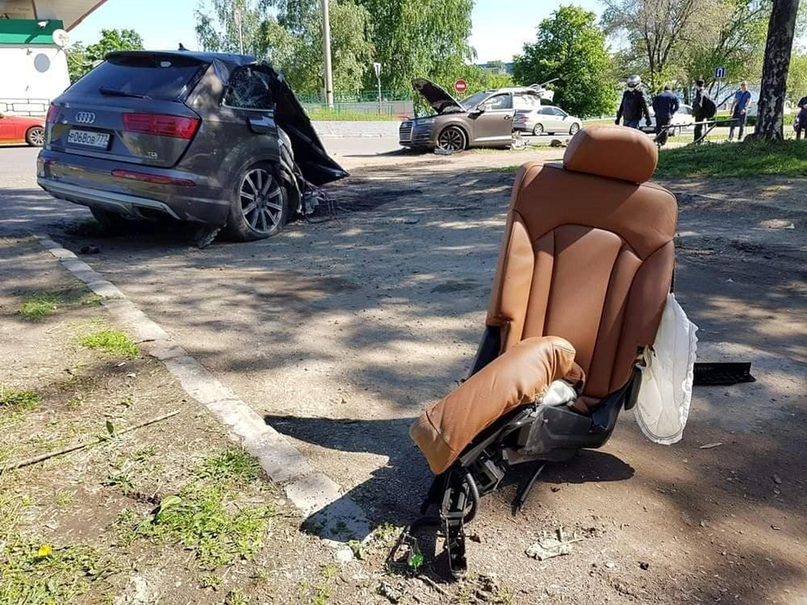 В Москве Audi Q7 разорвало надвое