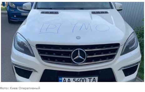 Киевляне наказали "героя парковки", написав на его машине ругательства