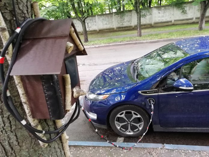 Украинец придумал оригинальный способ подзарядки своего электромобиля