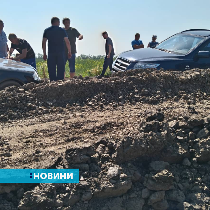 На трассе под Николаевом люди бросают автомобили в ямах, поскольку не могут проехать (ФОТО)
