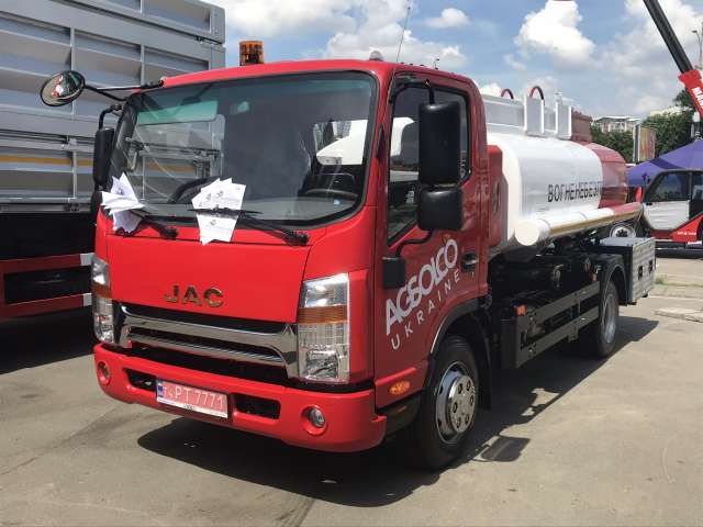 В Украине создали новый топливозаправщик на основе китайского грузовика