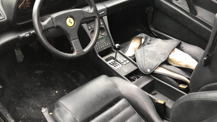 В поле нашли коллекцию брошенных классических Ferrari