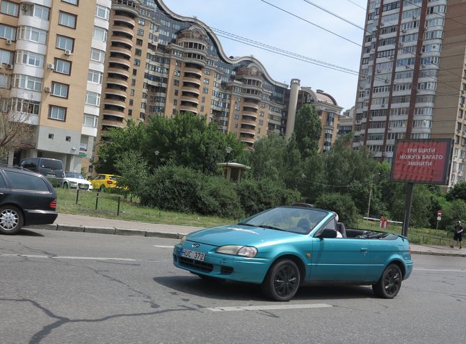 Редкий кабриолет на литовских номерах в Украине (фото)