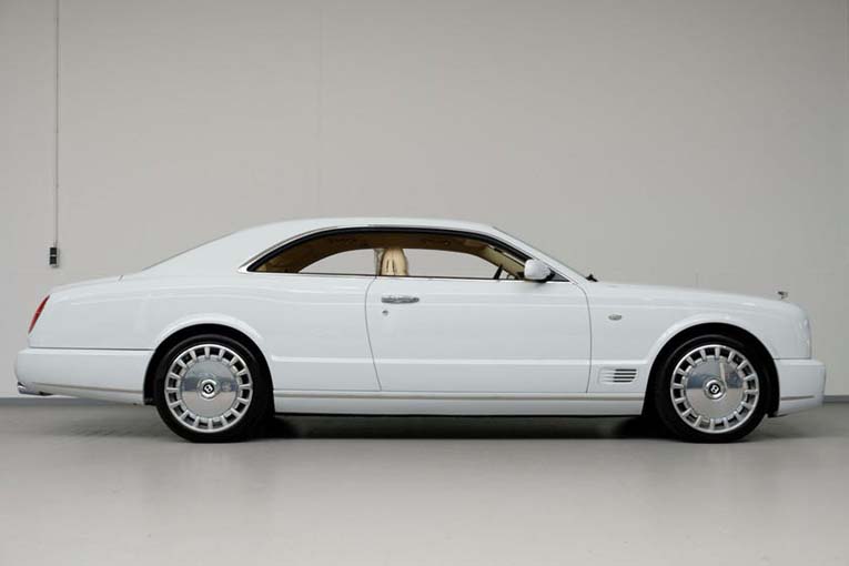 Каждый сантиметр данного 5,4-метрового купе Bentley Brooklands излучает роскошь и богатство