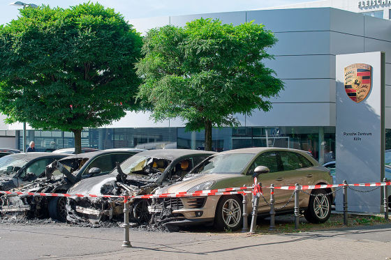 Четыре автомобиля Porsche сгорели перед автосалоном