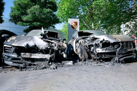 Четыре автомобиля Porsche сгорели перед автосалоном