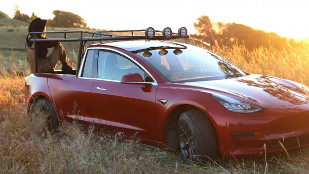 Tesla показала свой первый пикап: опубликовано видео электромобиля