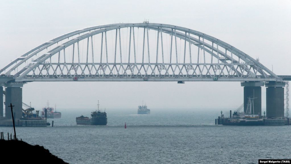 «Нас кинуло государство», - строителям Крымского моста задолжали денег за полгода