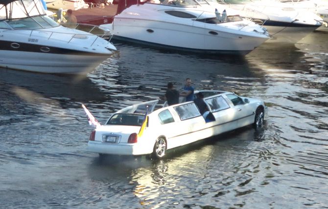 В Киеве лимузин Lincоln Tоwn Car спустили на воду (фото)