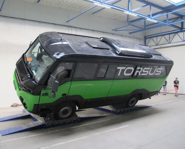 Украинский супер автобус Torsus опрокинули на бок