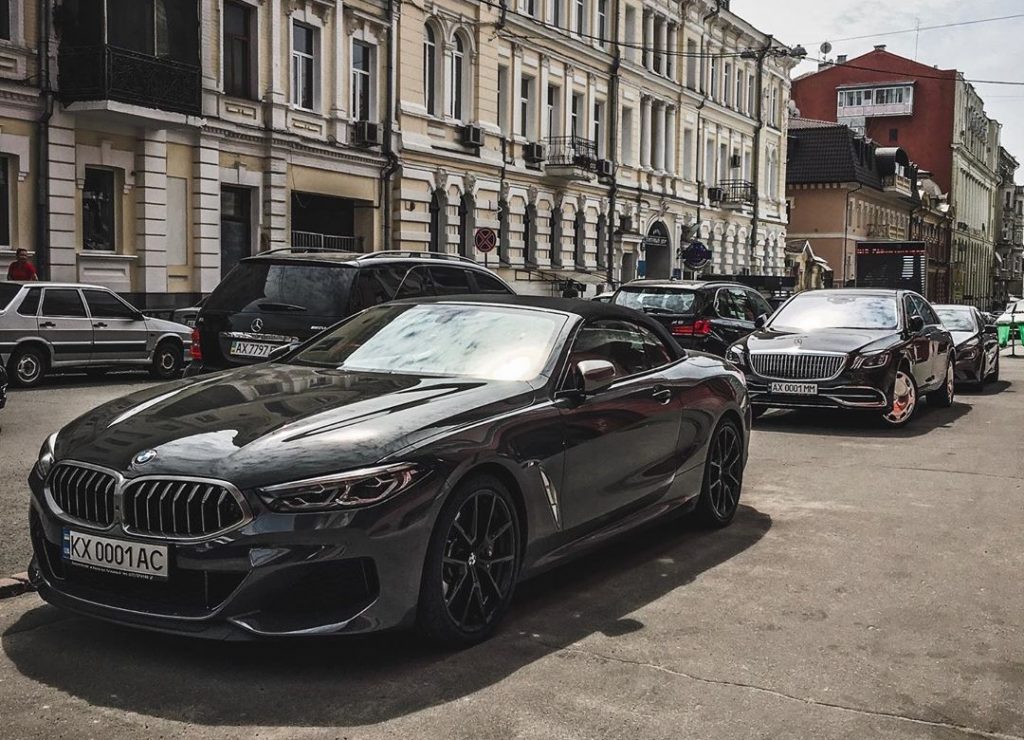 В Украине появились сразу два новейших кабриолета BMW 8
