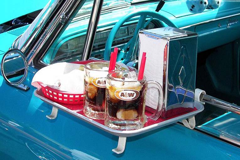 До подстаканников продукты питания и напитки держал специальный поднос, который вешался на открытое окно автомобиля. 