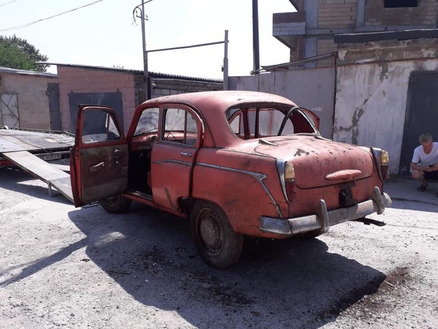 Днепрянин «раскопал» старинный автомобиль (Фото)