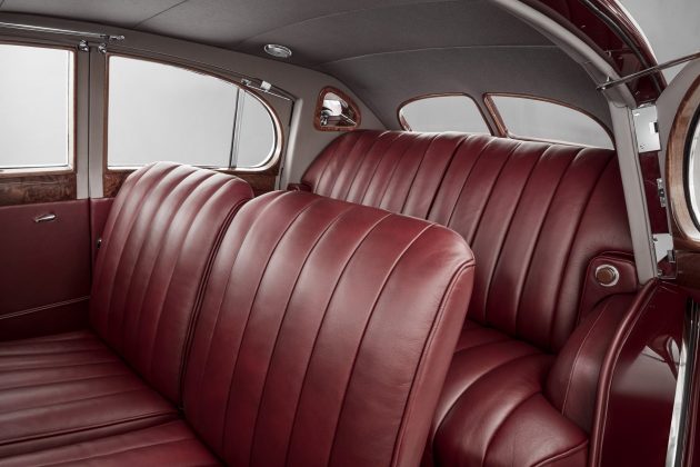 Столетний Bentley воссоздали до малейших деталей