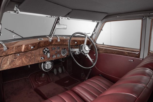 Столетний Bentley воссоздали до малейших деталей