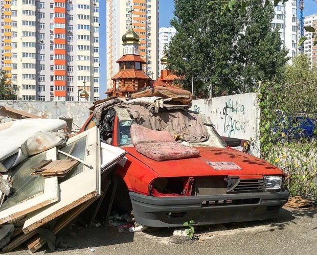 В Киеве среди мусора нашли легендарный автомобиль