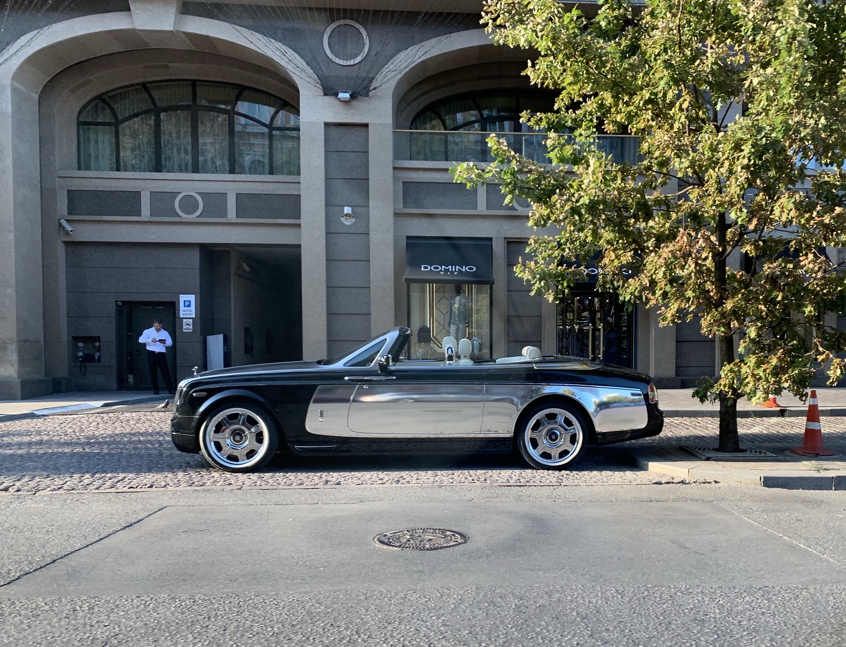 В Украине заметили невероятный зеркальный кабриолет Rolls-Royce