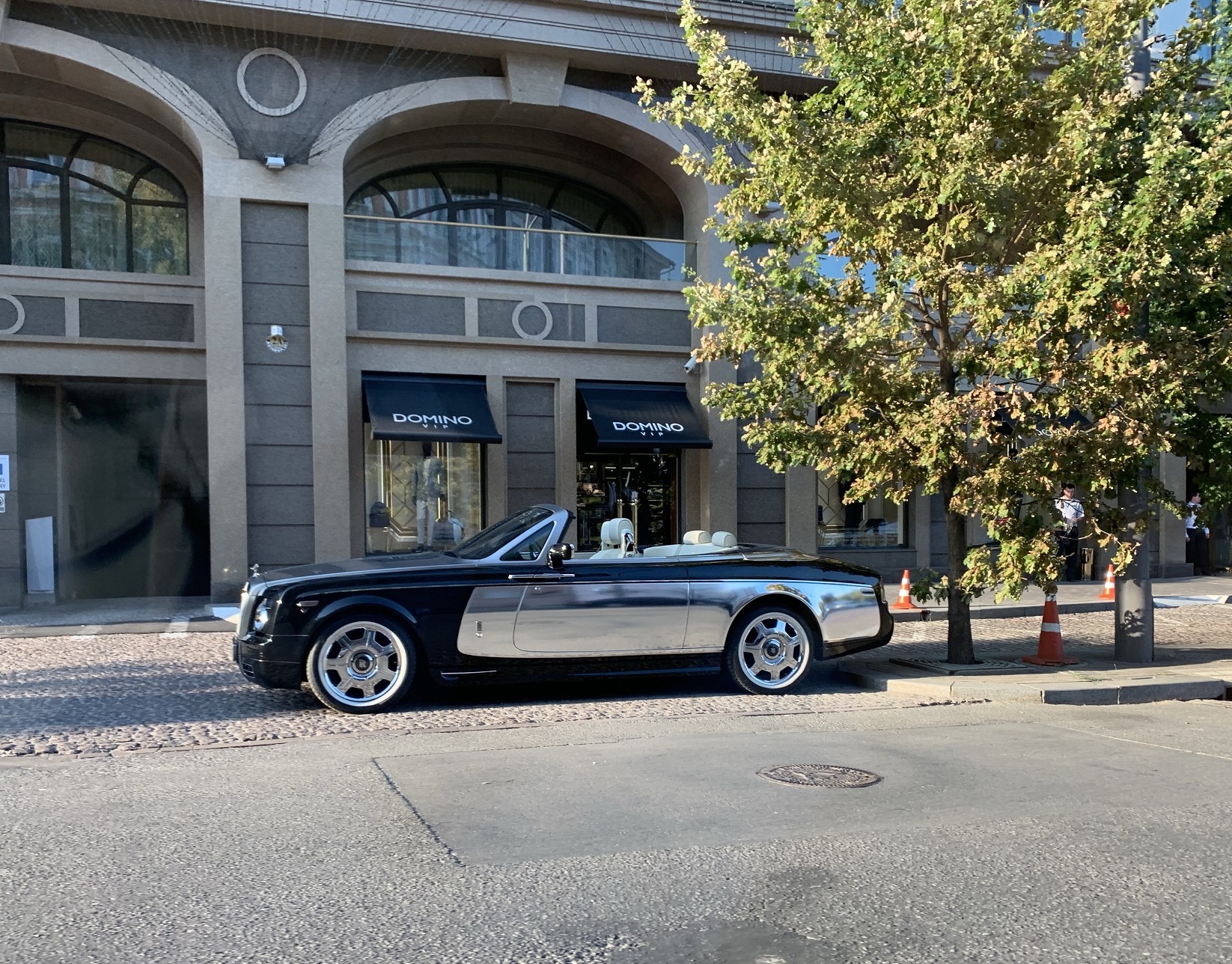 В Украине заметили невероятный зеркальный кабриолет Rolls-Royce