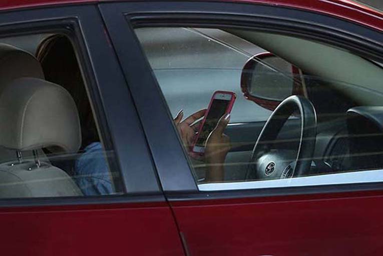 Если вам нужно воспользоваться смартфоном, сначала остановите авто в положенном месте
