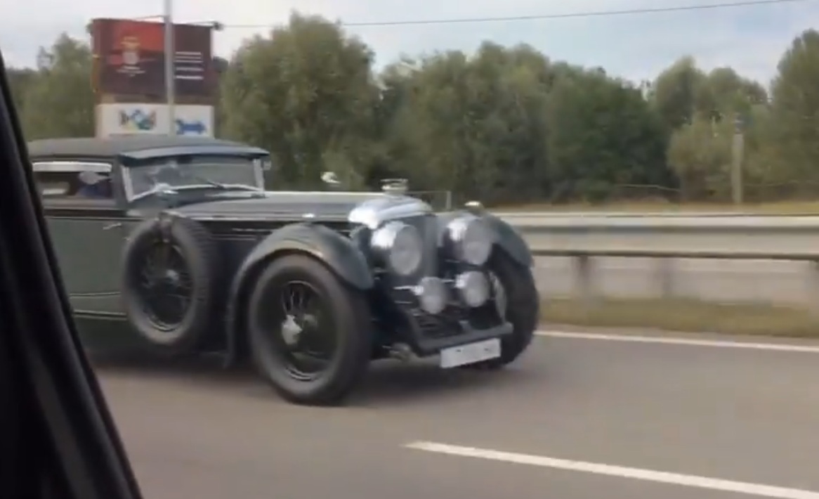 В Украине заметили уникальный довоенный Bentley