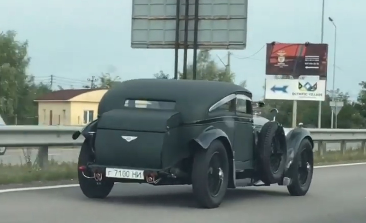 В Украине заметили уникальный довоенный Bentley