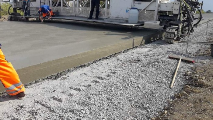 Продолжается ремонт трассы Н-14 Александровка-Кропивницкий-Николаев: укладывают тяжелый бетон