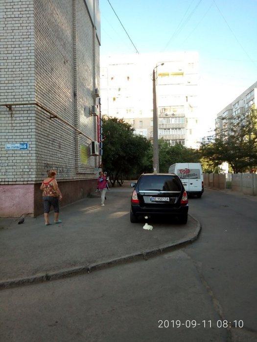 Украинцу залили выхлоп монтажной пеной за правильную парковку (фото)