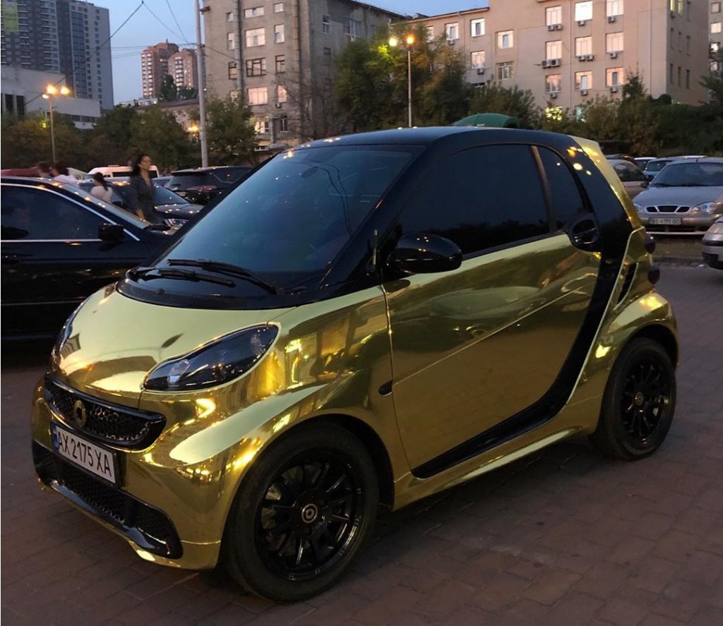 В Украине заметили необычный золотой электромобиль